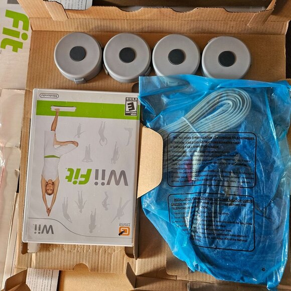 Nintendo Wii Fit Balance Board & Game Bundle - Picture 4 of 5